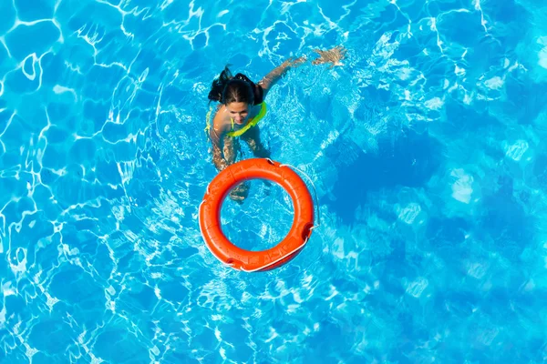 Vista superior de uma menina na piscina — Fotografia de Stock