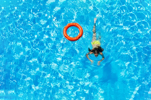 Vue du dessus d'une fille dans la piscine — Photo