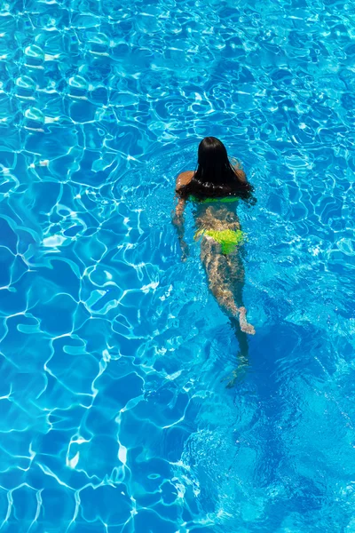 Vue du dessus d'une fille dans la piscine — Photo