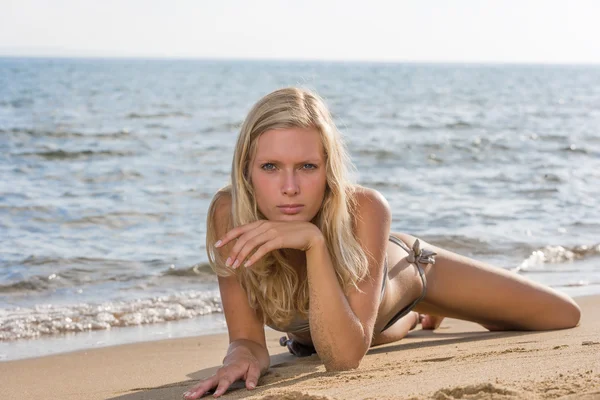 Mujer rubia en la playa — Foto de Stock