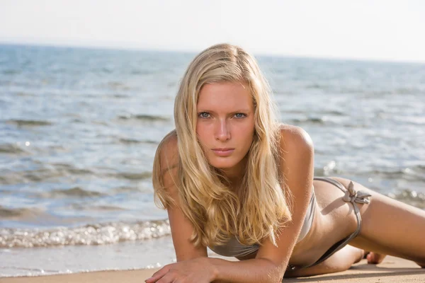 Blondynka na plaży — Zdjęcie stockowe