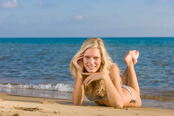 Blond kvinna på stranden — Stockfoto