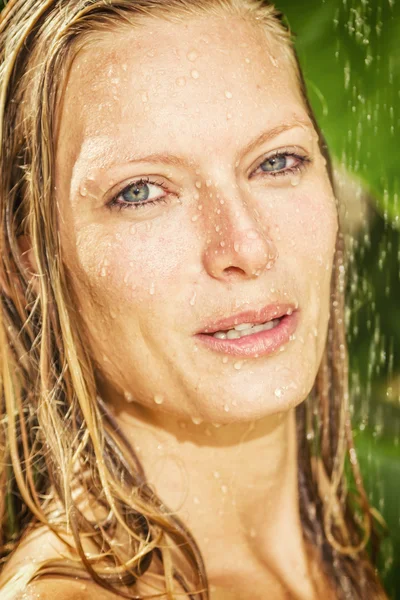 Vrouw in tropische douche — Stockfoto