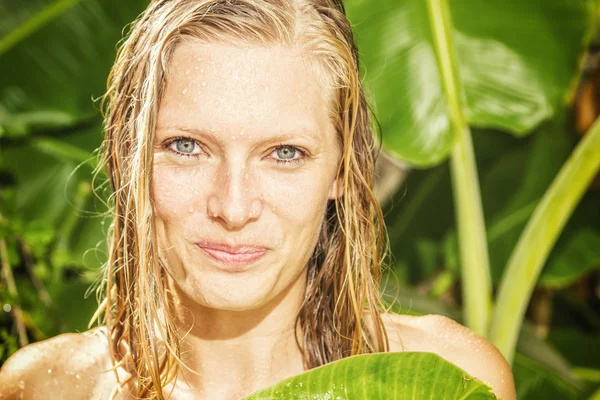 Vrouw in tropische douche — Stockfoto