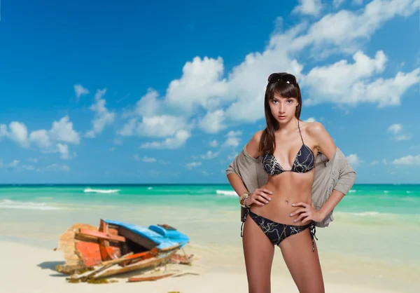 Frau im Badeanzug entspannt am Strand — Stockfoto