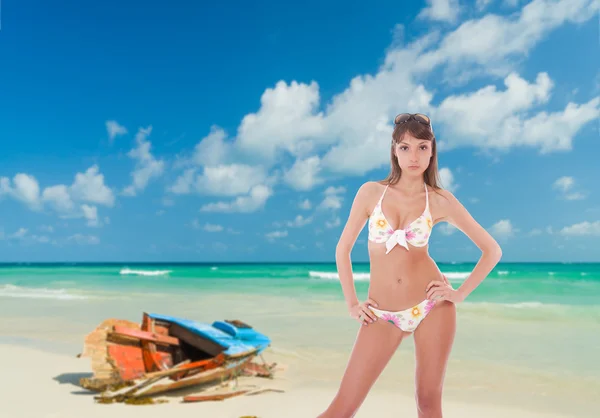 Femme en maillot de bain relaxant à la plage — Photo