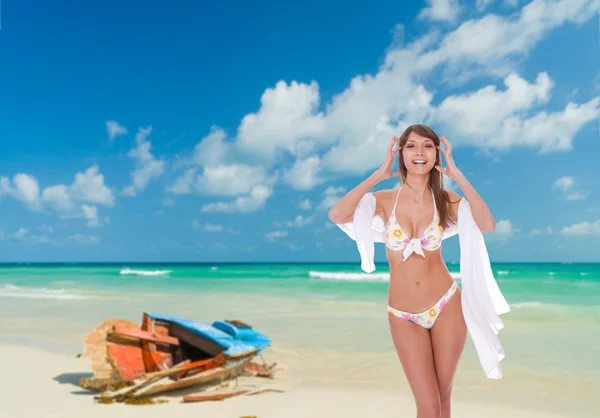 Frau im Badeanzug entspannt am Strand — Stockfoto