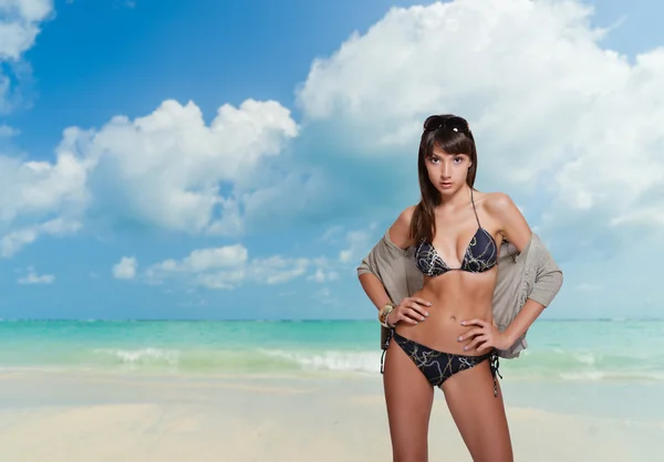 Woman in swimsuit relaxing at the beach — Stock Photo, Image