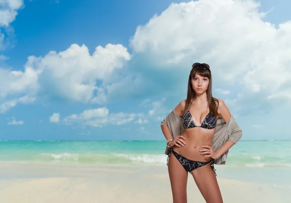 Женщина в купальнике отдыхает на пляже — стоковое фото
