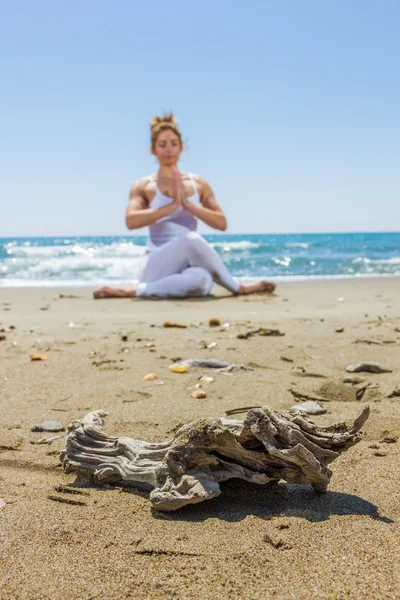 Vrouw die yoga beoefent — Stockfoto