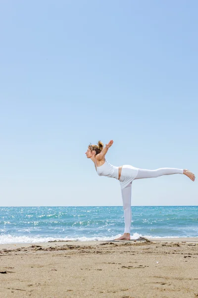 Femme pratiquant le yoga — Photo