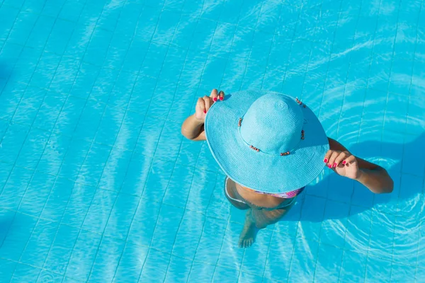 Young woman wearing a straw hat — Stock Photo, Image