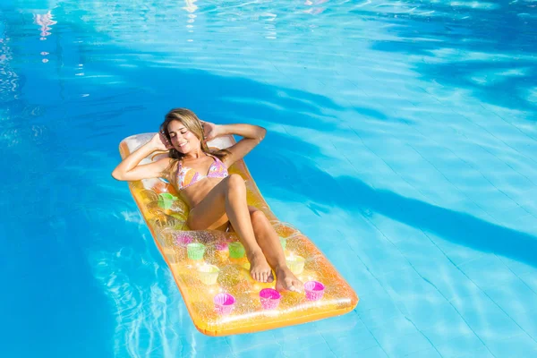 Ragazza in piscina resort — Foto Stock
