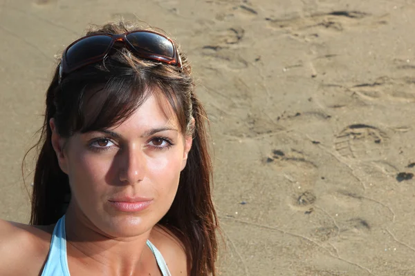 Vrouw suntanning op het strand — Stockfoto