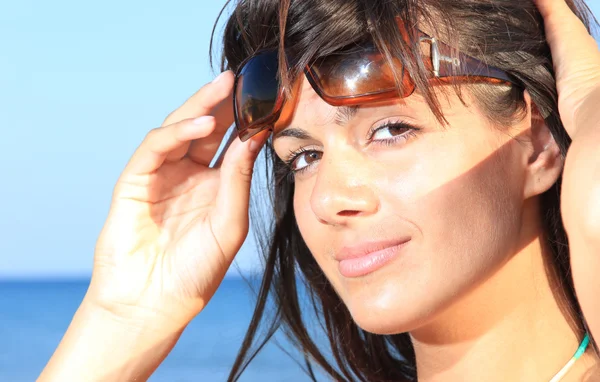 Frau sonnt sich am Strand — Stockfoto