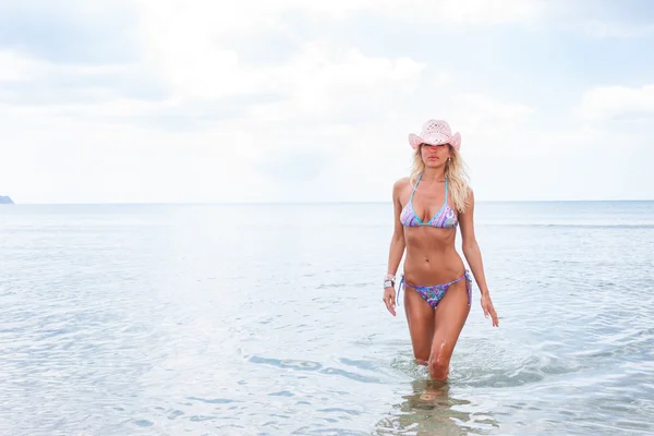 Joven chica atractiva disfruta de la playa . —  Fotos de Stock