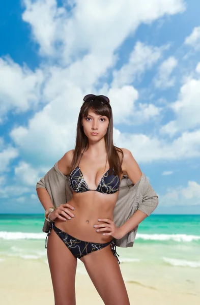 Mujer en traje de baño relajante en la playa — Foto de Stock