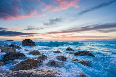 Kathisma beach, Lefkada, Yunanistan gün batımında.