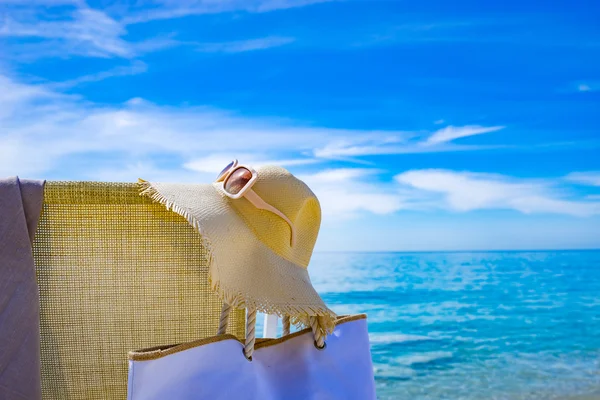Strand met hoed, Ligstoel, handdoek, tas — Stockfoto