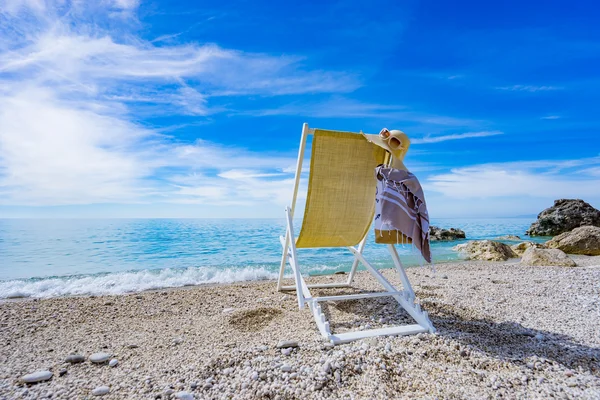 Παραλία με ξαπλώστρα, πετσέτα, τσάντα, καπέλο — Φωτογραφία Αρχείου