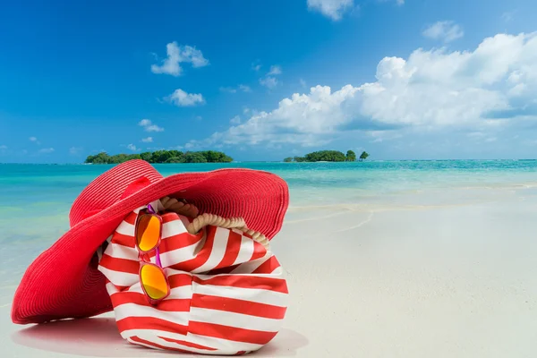 Les articles rouges de plage à la plage — Photo