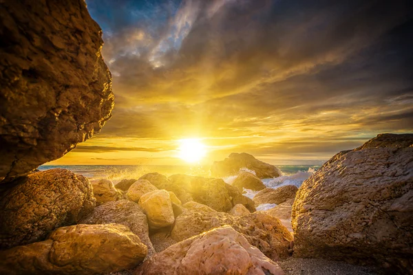 Kathisma beach, Lefkada, Grécia ao pôr-do-sol . — Fotografia de Stock