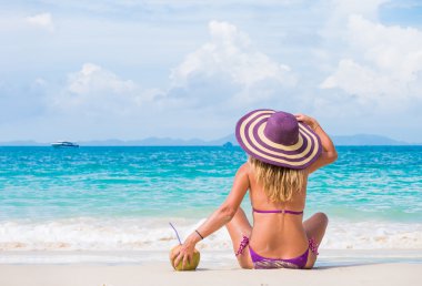 Sahilde rahatlatıcı sevimli kadınla