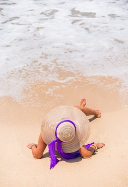 Tropik plajda bikinili bir kadın.