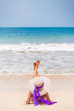 Tropik plajda bikinili bir kadın.