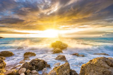 Kathisma beach, Lefkada, Yunanistan gün batımında.