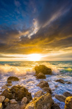 Kathisma beach, Lefkada, Yunanistan gün batımında.