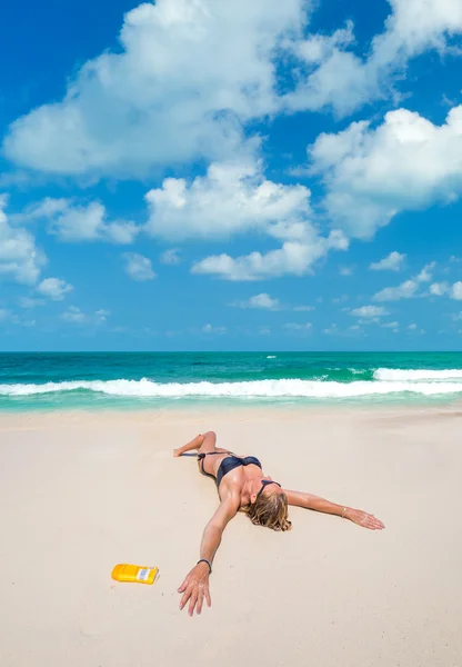 Mulher bonito relaxante na praia — Fotografia de Stock