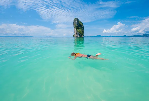 Donna che nuota con lo snorkeling, Mare delle Andamane, Thailandia — Foto Stock