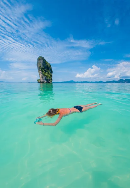 Femme nageant avec tuba, mer d'Andaman, Thaïlande — Photo