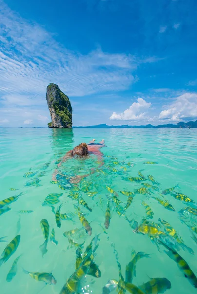 女子游泳浮潜、 安达曼海、 泰国 — 图库照片