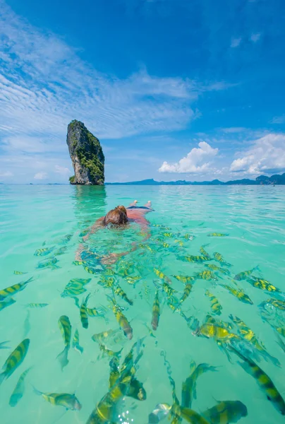 Femme nageant avec tuba, mer d'Andaman, Thaïlande — Photo