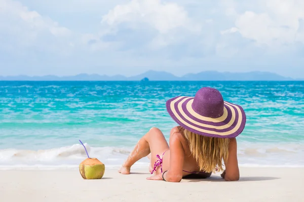 Carino donna rilassante sulla spiaggia — Foto Stock