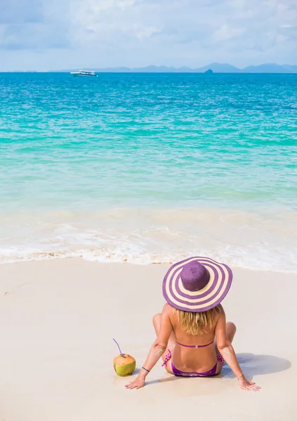 Carino donna rilassante sulla spiaggia — Foto Stock