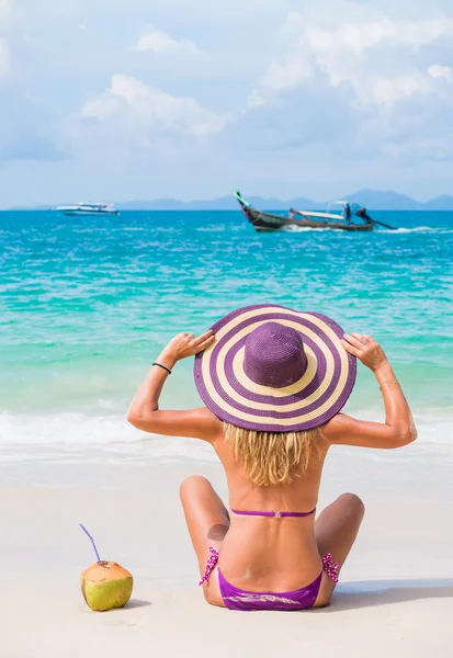 Leuke vrouw ontspannen op het strand — Stockfoto