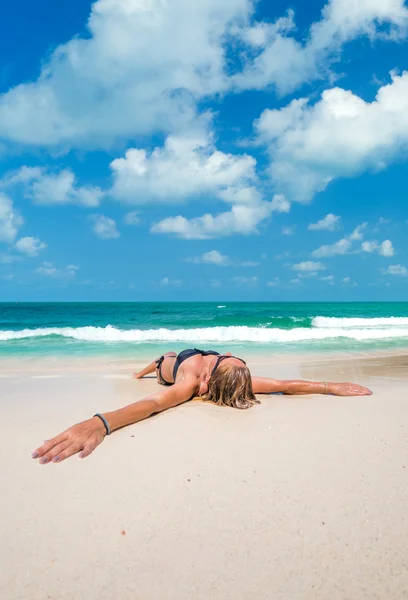 Carino donna rilassante sulla spiaggia — Foto Stock