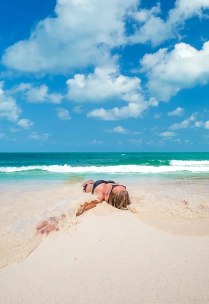 Femme mignonne se détendre sur la plage — Photo