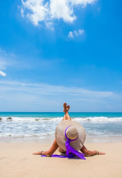 Donna in bikini sulla spiaggia tropicale — Foto Stock