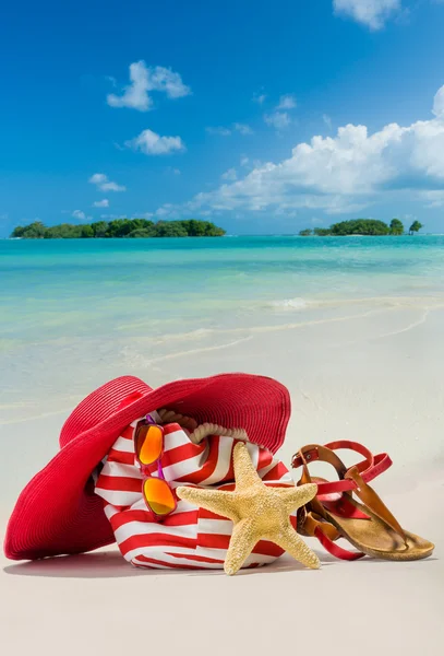 Summer beach bag with straw hat — Stock Photo, Image