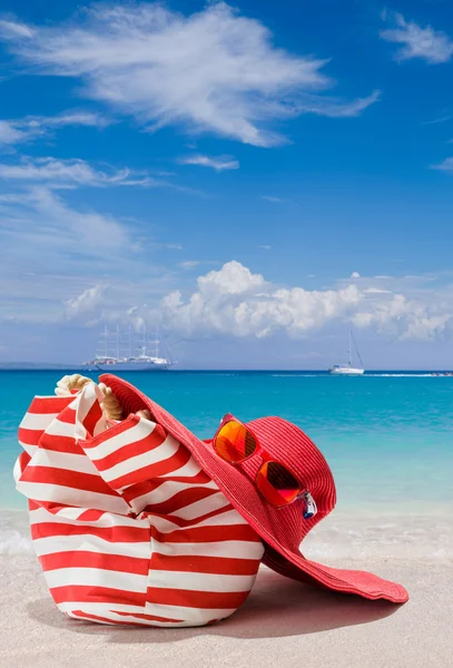 Bolsa de playa de verano con sombrero de paja roja y gafas de sol —  Fotos de Stock