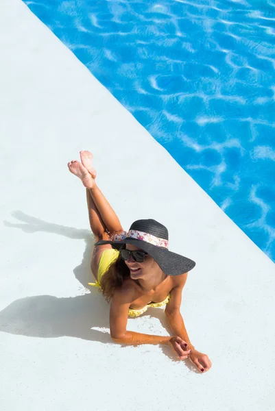 Hermosa mujer esbelta deportiva bronceada relajándose en la piscina —  Fotos de Stock