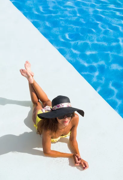 Bela mulher slim desportivo bronzeado relaxante na piscina — Fotografia de Stock