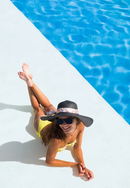 Schöne gebräunte sportliche schlanke Frau entspannt sich im Schwimmbad — Stockfoto