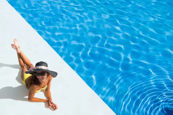 Bela mulher slim desportivo bronzeado relaxante na natação — Fotografia de Stock