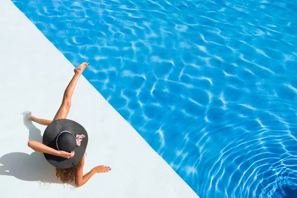 Hermosa mujer esbelta deportiva bronceada relajándose en la natación — Foto de Stock