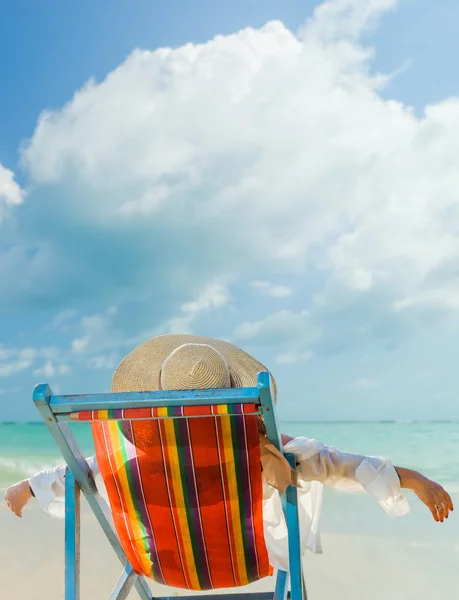 Kvinna på stranden — Stockfoto